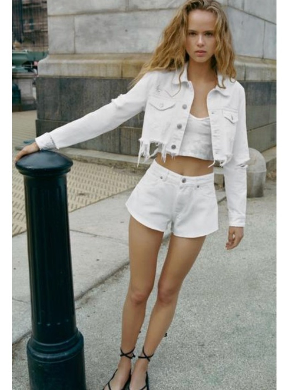 Zara White Distressed Cropped Denim Jacket (Size Small)